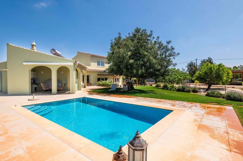 Home neues V4 Albufeira - air conditioning, gardens, barbecue, swimming pool, garage, tiled stove, equipped, alarm