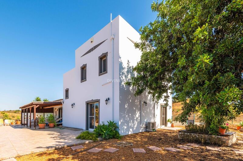 House 3 bedrooms Renovated Santa Catarina da Fonte do Bispo Tavira - tiled stove, boiler, plenty of natural light, double glazing, garden, central heating, solar panels, terrace, air conditioning