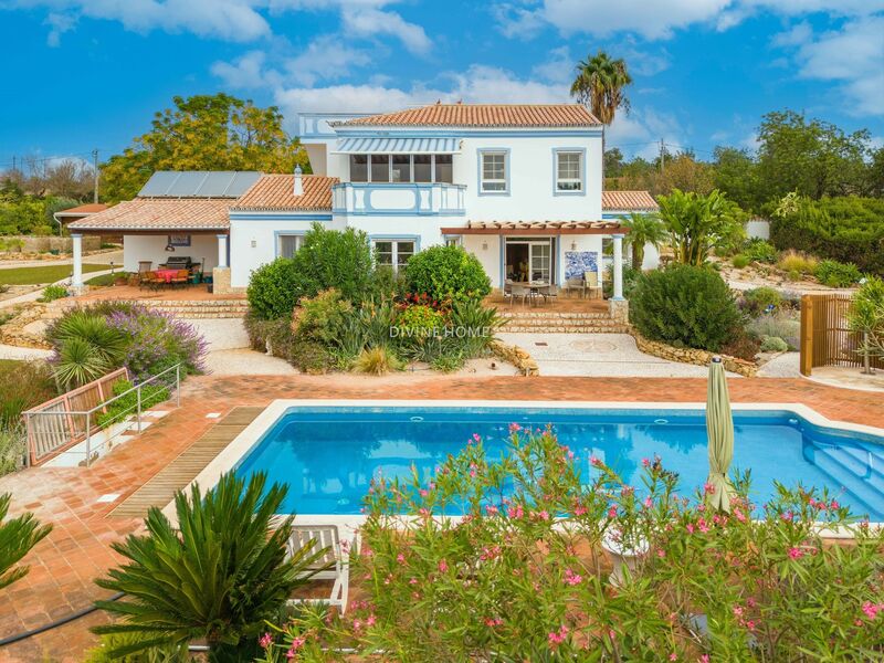 House 3 bedrooms Quelfes Olhão - double glazing, plenty of natural light, terrace, garage, garden, swimming pool, gardens, underfloor heating, barbecue, solar panels