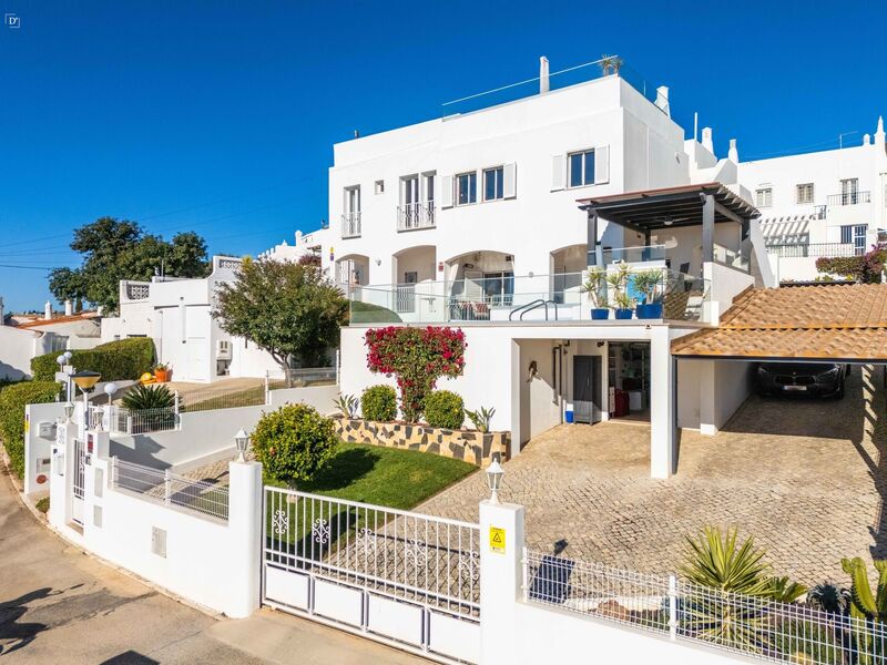 Moradia V4 Renovada Albufeira - painéis solares, jardim, varanda, vista mar, ar condicionado, lareira, piscina, terraço, garagem