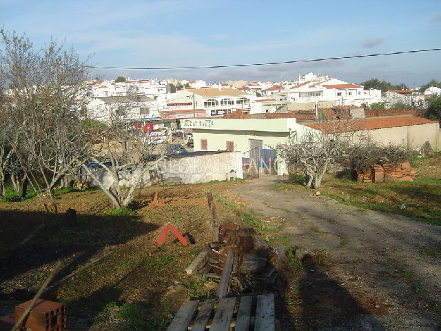 Terreno Urbano com 180m2 Cabeço Mocho/Portimão - árvores de fruto