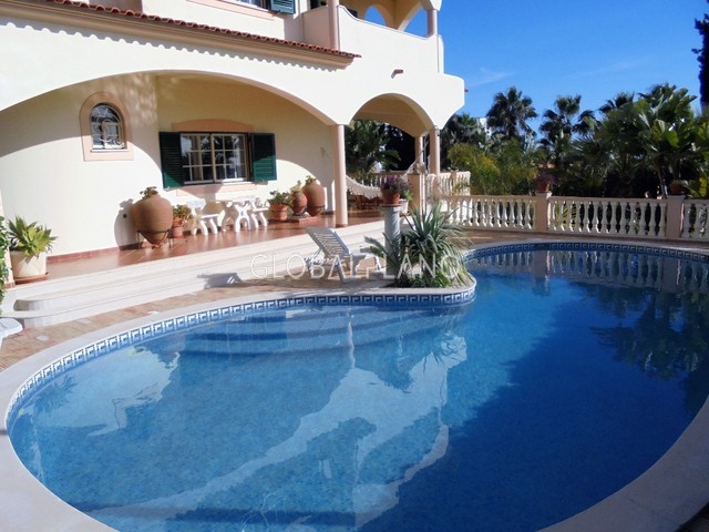 House 4 bedrooms Isolated spacious Montechoro Albufeira - barbecue, swimming pool, garden, fireplace, garage