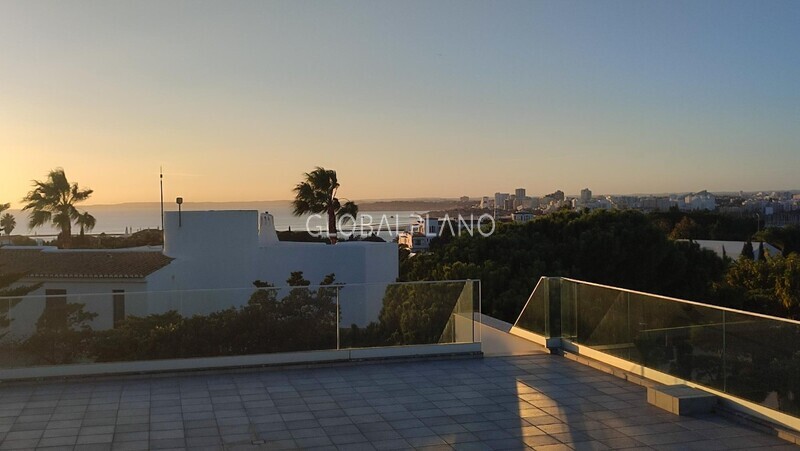 жилой дом V4 новые в городе Ferragudo Lagoa (Algarve) - барбекю, система кондиционирования, сад, гараж, терраса, бассейн, веранды, автоматический полив, сигнализация, солнечные панели, веранда