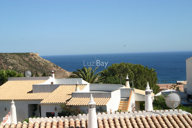 House 4 bedrooms Modern Praia da Luz Lagos - swimming pool, quiet area, central heating, air conditioning, equipped kitchen, balcony, garage