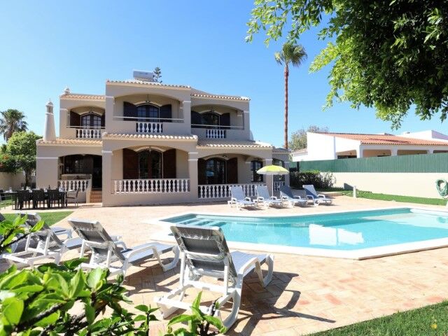 House 4 bedrooms Galé Guia Albufeira - swimming pool, balcony, terrace, equipped kitchen
