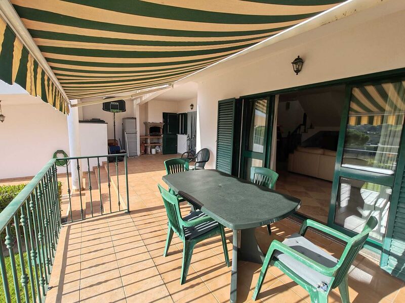 Moradia V2 em banda Caliços Albufeira - jardim, varanda, piscina, bbq, terraço