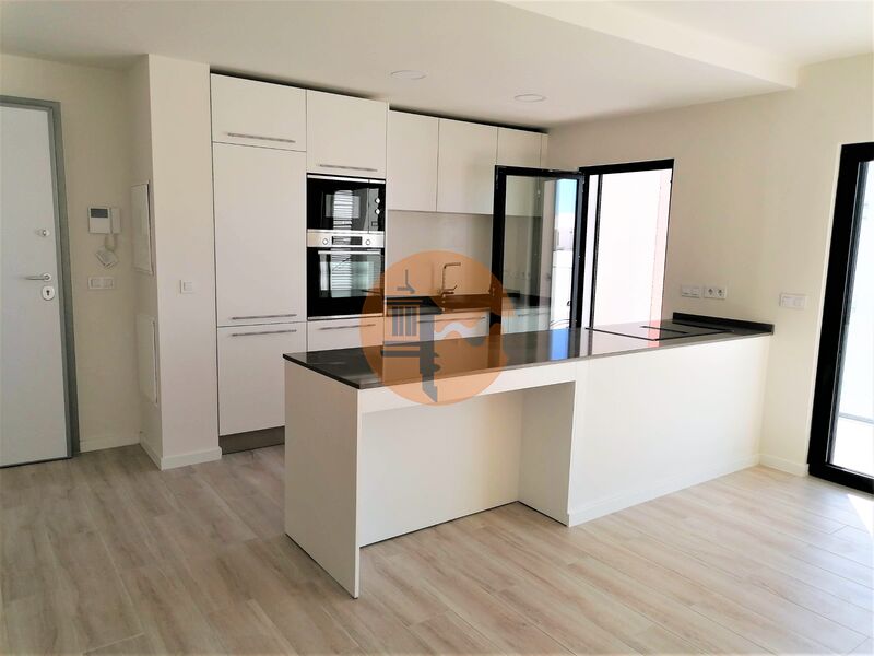 Apartamento T3 Moderno em construção Quelfes Olhão - cozinha equipada, piso radiante, varanda, arrecadação, ar condicionado