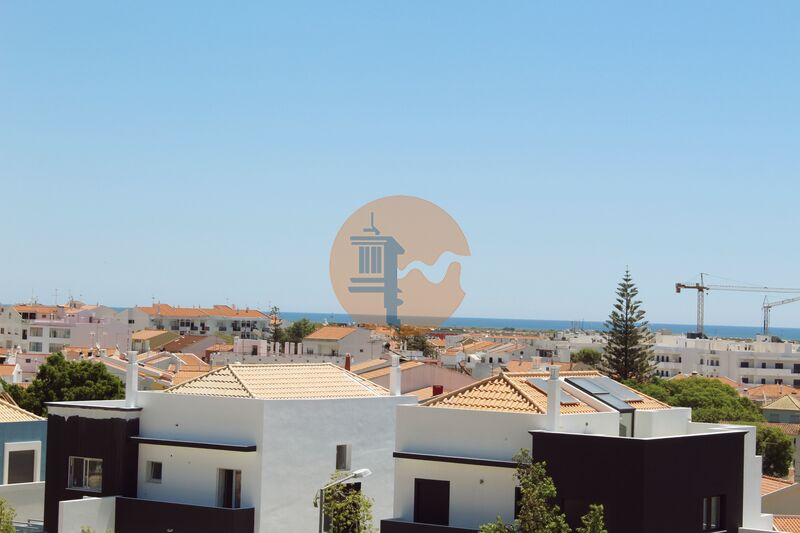 апартаменты T3 Duplex с видом на море Colinas de Boavista Tavira - подсобное помещение, экипированная кухня, система кондиционирования, терраса, вид на море, солнечные панели, веранда
