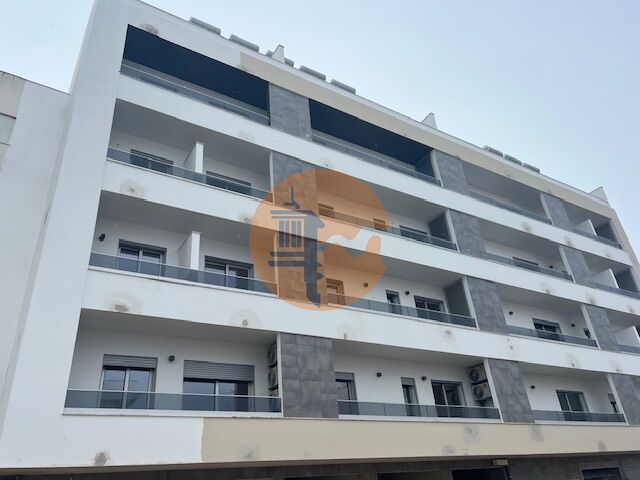 Apartamento T0 Moderno Monte Gordo Vila Real de Santo António - cozinha equipada, painel solar, 3º andar, terraços