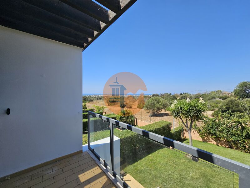 Casa V3 Geminada Albufeira - ar condicionado, jardim, muita luz natural, vista mar, lareira, piscina, varanda, condomínio fechado, bbq, terraço