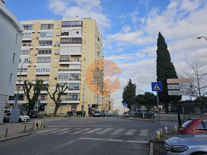 Apartamento Remodelado em bom estado T3 Venteira Amadora - cozinha equipada, vidros duplos