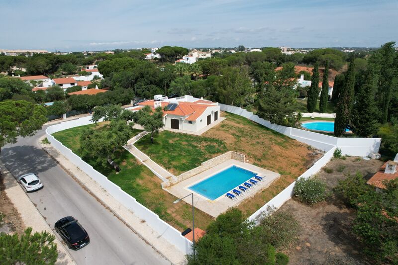 House V4 Isolated Albufeira - automatic gate, swimming pool, garage, equipped kitchen, air conditioning, solar panels, garden
