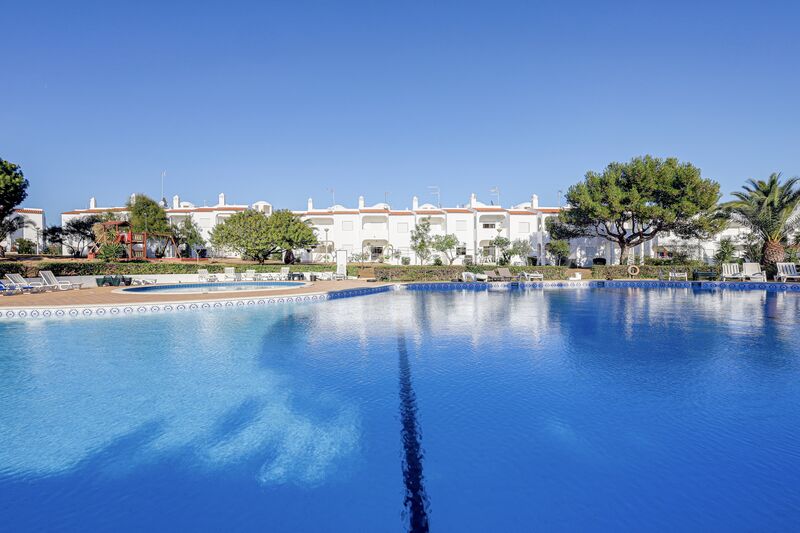 Apartamento T2 perto da praia Alporchinhos Porches Lagoa (Algarve) - parque infantil, jardim, terraço, piscina, varanda