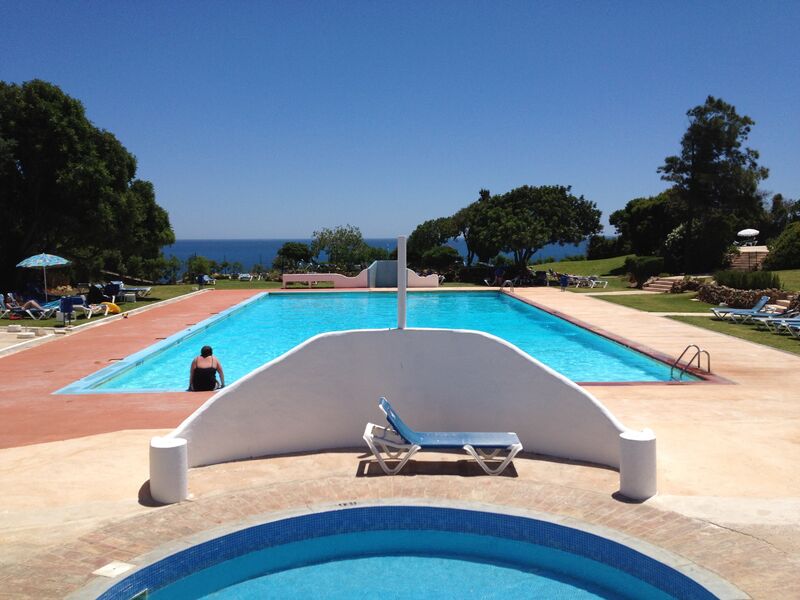 Apartamento para remodelar T3 Alporchinhos Porches Lagoa (Algarve) - lareira, piscina, ténis, jardins, terraço, ar condicionado, vidros duplos