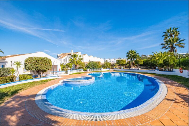 Moradia V2 em banda Albufeira - jardim, condomínio privado, bbq, piscina