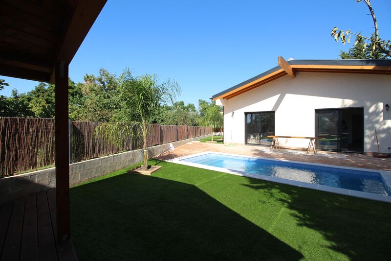 Moradia V2 Isolada Arrancada Silves - painéis solares, condomínio privado, piscina, portão automático, ar condicionado