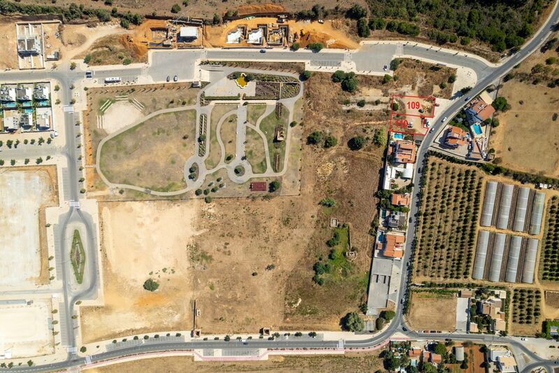 Lote de Terreno com 644 m²  e piscina em Albufeira