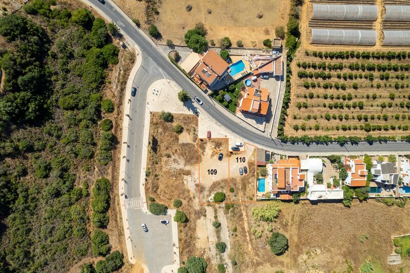 Lote de Terreno com 690 m²  e piscina em Albufeira