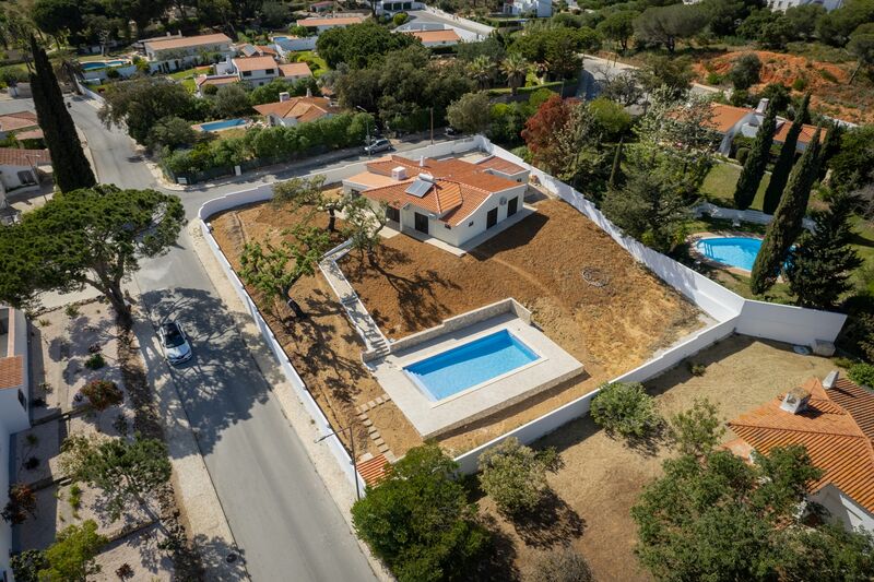 жилой дом V4 с ремонтом Vale Navio Albufeira - барбекю, солнечные панели, система кондиционирования, гараж, бассейн, экипированная кухня, сад