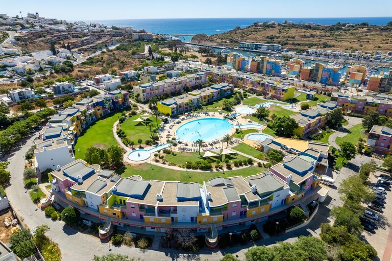 апартаменты T2 Marina de Albufeira - веранда, сады, гаражное место, сад, гараж, бассейн, закрытый кондоминиум