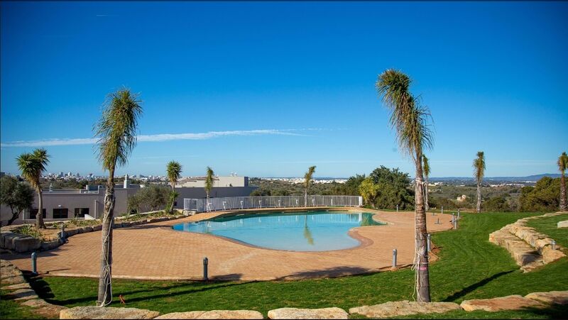 Apartamento T0 Gramacho Lagoa (Algarve) - sauna, ar condicionado, mobilado, banho turco, terraço, equipado, parqueamento, jardins, piscina, varanda
