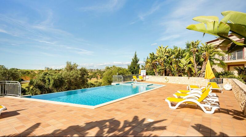 Apartamento Moderno T2 Lagoa (Algarve) - equipado, condomínio fechado, ténis, cozinha equipada, ar condicionado, piscina, jardins, varanda, mobilado, alarme