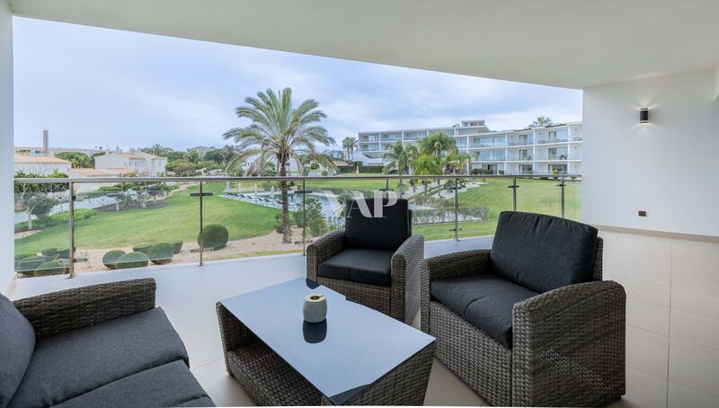 Apartamento novo T1 Albufeira - condomínio privado, terraço, garagem, piscina, painéis solares, vidros duplos, equipado, ar condicionado