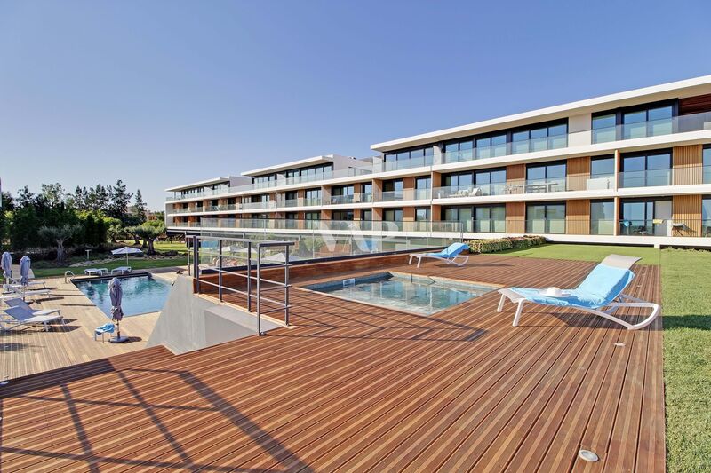 Apartamento T3 de luxo no centro Vilamoura Quarteira Loulé - piscina, arrecadação, jardim, vidros duplos, equipado, painéis solares, ar condicionado, varanda