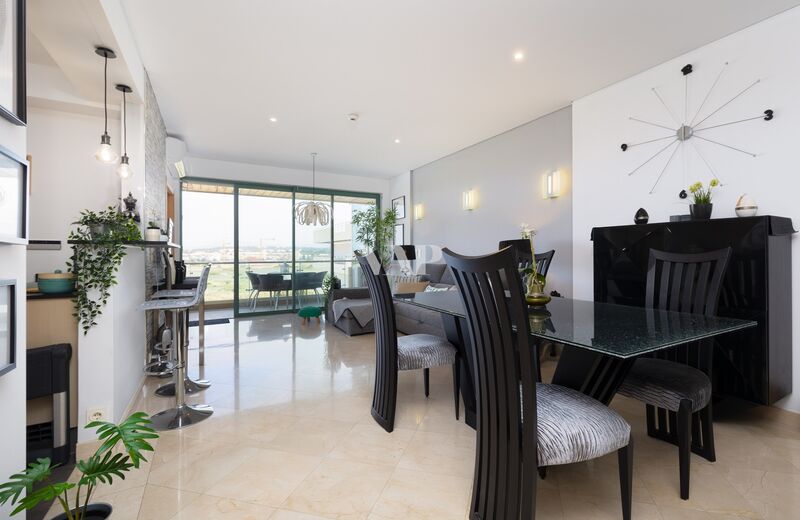 Apartamento Moderno T1+1 Vilamoura Quarteira Loulé - ar condicionado, varanda, vidros duplos, piscina, jardim, painéis solares, equipado, garagem, muita luz natural