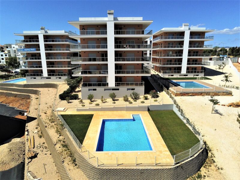 Apartamento T1+1 Moderno Praia da Rocha Portimão - painel solar, jardim, ar condicionado, vidros duplos, piscina, varanda, chão radiante, vista mar