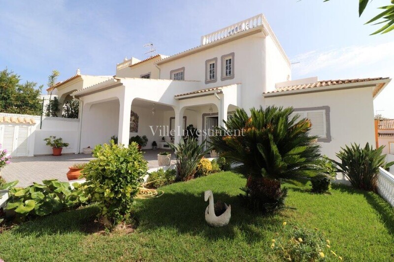 Moradia V4 Albufeira - piscina, varandas, garagem, jardim, painel solar, lareira, cozinha equipada, terraço