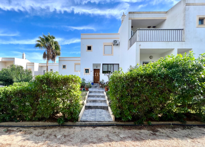 House townhouse V1 Albufeira - equipped kitchen, swimming pool, quiet area, attic, fireplace, garden, private condominium, marquee