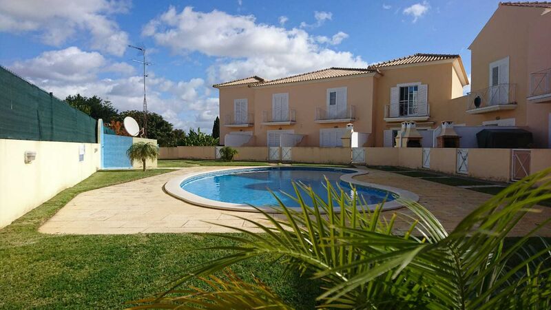 House 2 bedrooms Albufeira - equipped kitchen, swimming pool, balconies, garage, private condominium, balcony