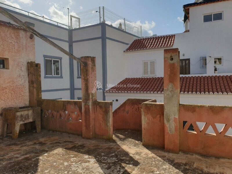 Building 5 bedrooms Albufeira - great location, terrace, exterior area