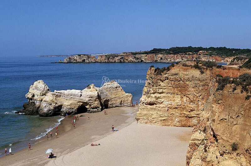 1000019647_70129615-praia-da-baleeira-albufeira-algarve-portugal.jpg