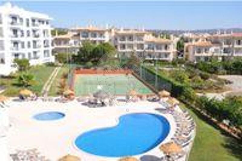 Apartamento no centro T2 Albufeira - ténis, excelente localização, piscina, jardins, lugar de garagem, condomínio fechado, varandas, vista mar