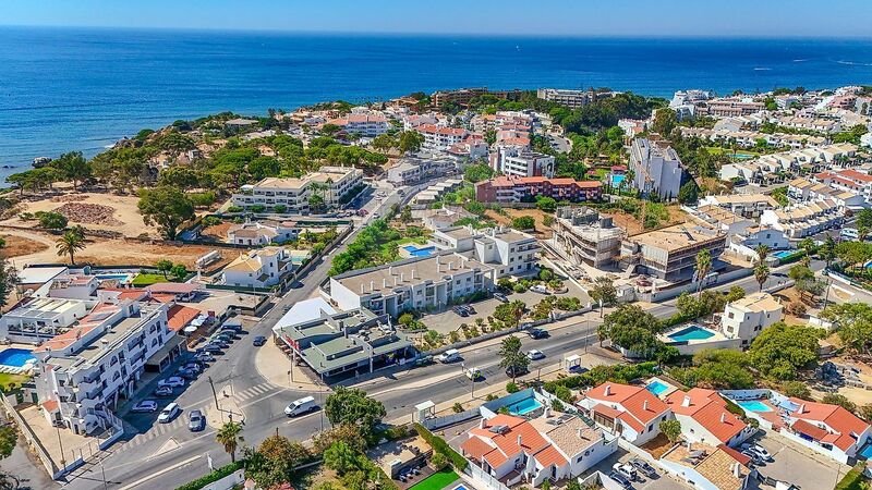 апартаменты T2 Albufeira - экипированная кухня, веранда, закрытый кондоминиум, подсобное помещение, терраса, барбекю, бассейн, гараж