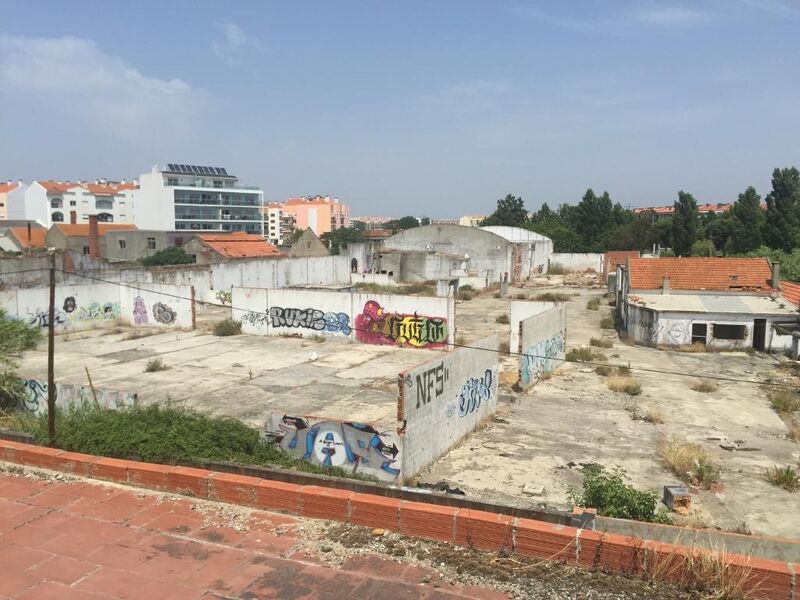Armazéns Industrial em zona residencial Montijo - bons acessos, estacionamento