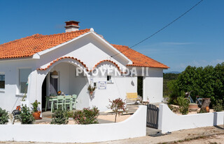 Casa Renovada V4 Aljezur - garagem, jardins, vista mar, painéis solares